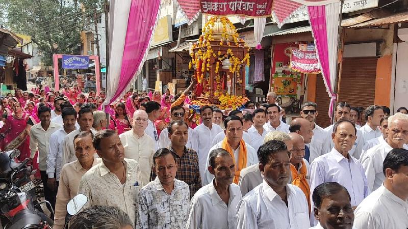 पोरवाल समाज के सानिध्य में निकली भगवान बलदेव की भव्य शोभायात्रा: