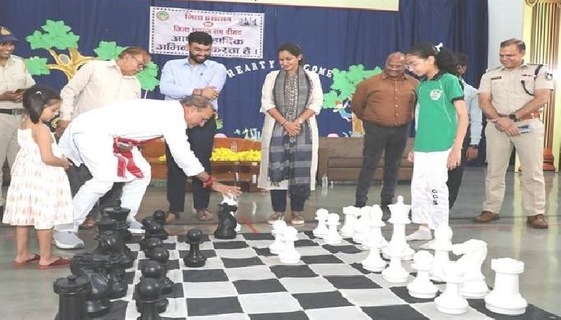 सांसद और कलेक्टर ने चली दो बालिकाओं के साथ शतरंज की चाल: जिला स्‍तरीय शतरंज प्रतियोगिता का शुभारंभ किया