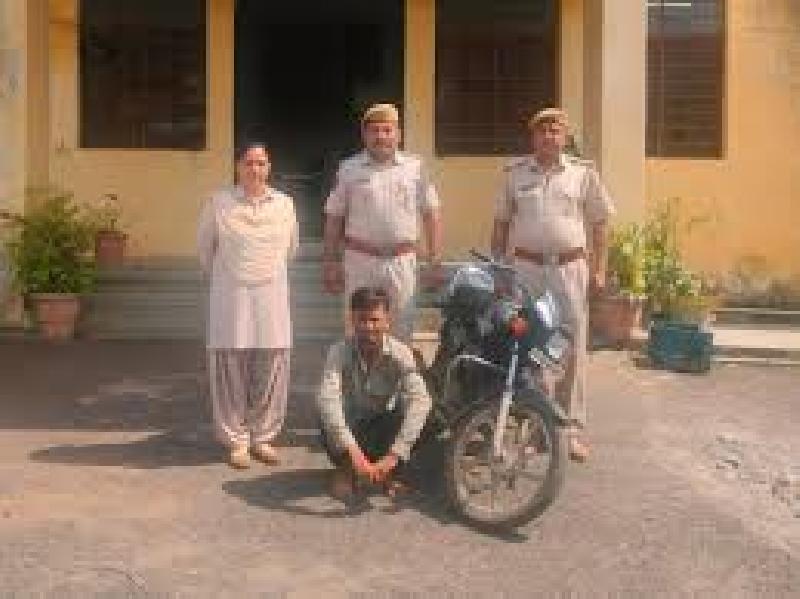 ब्राउन शुगर के साथ तस्कर गिरफ्तार:नाकाबंदी के दौरान पकड़ा, बाइक जब्त